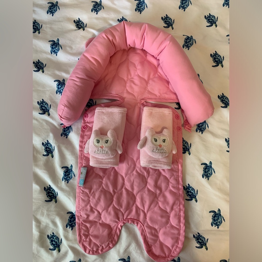 Car seat insert with shoulder pads